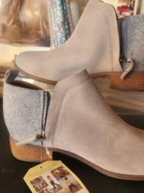 Toms Boots Womens Size 8 Deia Ankle Bootie Gray Suede Side Zip Block Heels $45